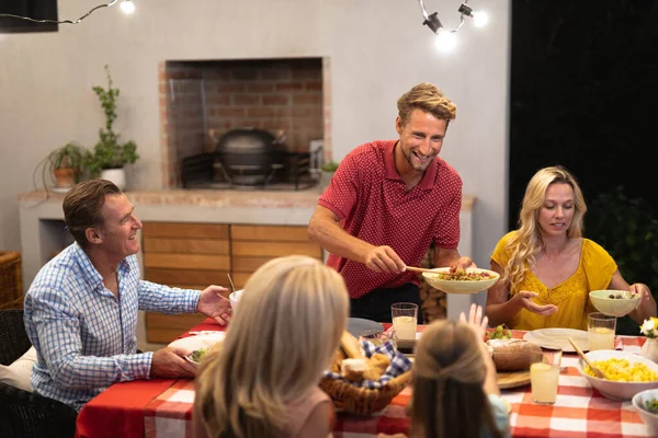 Familia Caucásica Multigeneracional Disfrutando Tiempo Casa Juntos Sentados Junto Una —  Fotos de Stock