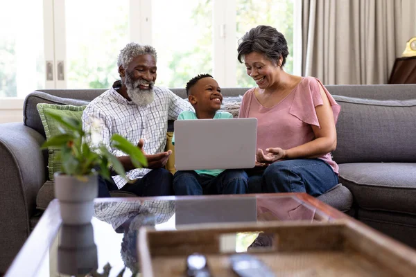 Gemengde Race Jongen Zijn Grootouders Genieten Van Hun Tijd Samen — Stockfoto