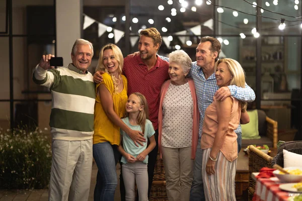 Familia Caucásica Multi Generación Disfrutando Tiempo Casa Juntos Pie Junto —  Fotos de Stock