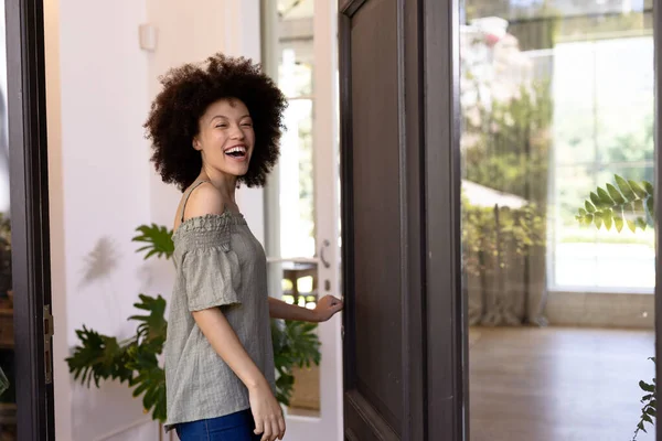 Donna Razza Mista Ritorno Casa Piedi Attraverso Porte Ingresso Tenendo — Foto Stock