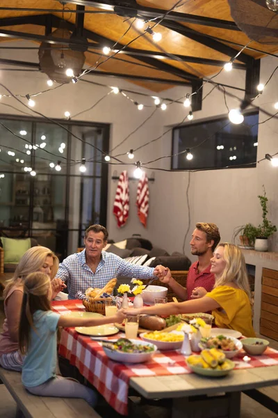 Multi Geração Família Caucasiana Desfrutando Seu Tempo Casa Juntos Sentados — Fotografia de Stock