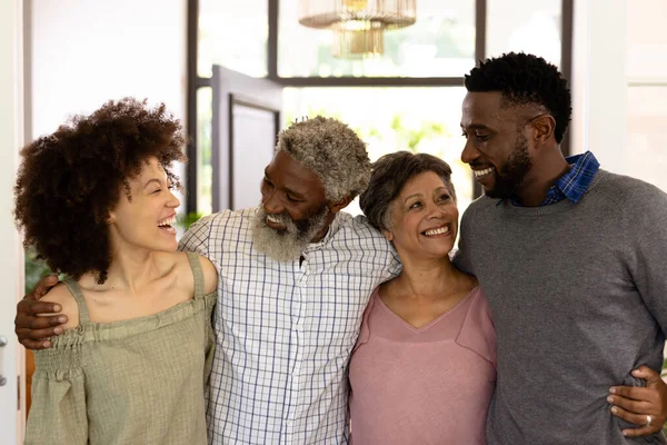 Смешанная Расовая Семья Наслаждается Своим Временем Дома Вместе Стоя Коридоре — стоковое фото