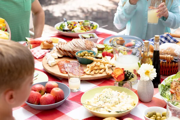 Midden Familie Lunchen Tuin Een Zonnige Dag Aan Een Tafel — Stockfoto