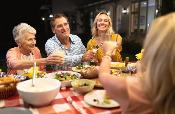 Familia Caucásica Multigeneracional Disfrutando Tiempo Casa Juntos Sentados Junto Una — Foto de Stock