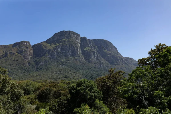 Prachtig Uitzicht Bergen Meerdere Bomen Gezien Vanuit Een Tuin Een — Stockfoto