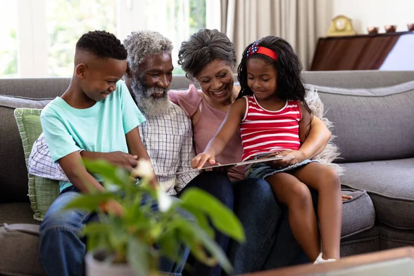 Famiglia Multigenerazionale Mista Che Gode Proprio Tempo Casa Insieme Seduti — Foto Stock