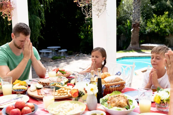 Famille Blanche Trois Générations Déjeunant Dans Jardin Par Une Journée — Photo