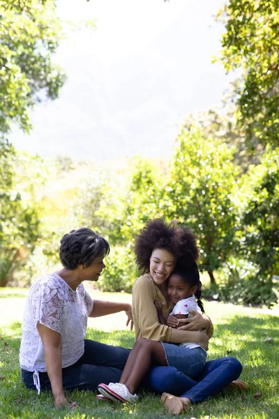 Familia Mestiza Multigeneracional Disfrutando Tiempo Jardín Sentados Hierba Abrazándose Mirándose — Foto de Stock