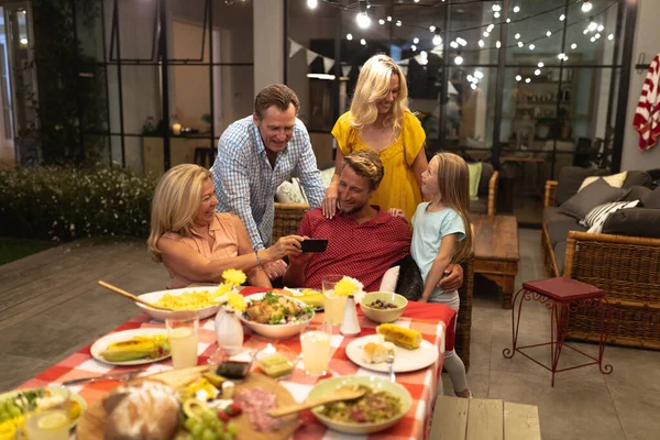 Familia Caucásica Varias Generaciones Disfrutando Tiempo Casa Juntos Sentados Junto —  Fotos de Stock