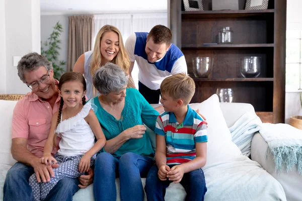 Tre Generationer Kaukasiska Familj Tillbringa Tid Hemma Sitter Soffa Vardagsrummet — Stockfoto