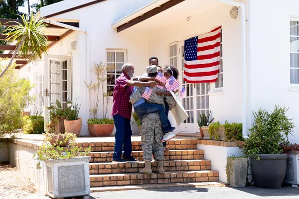 Famiglia Afroamericana Tre Generazioni Accanto Alla Loro Casa Che Accoglie — Foto Stock