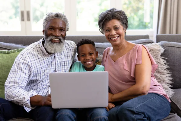 Gemengde Race Jongen Zijn Grootouders Genieten Van Hun Tijd Samen — Stockfoto