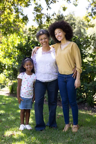 Multi Geração Mista Família Raça Desfrutando Seu Tempo Jardim Grama — Fotografia de Stock