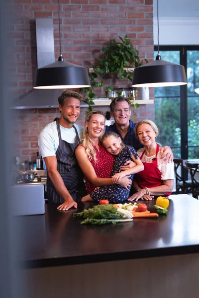 Çok Nesilli Beyaz Bir Aile Mutfakta Bir Masanın Başında Dizüstü — Stok fotoğraf
