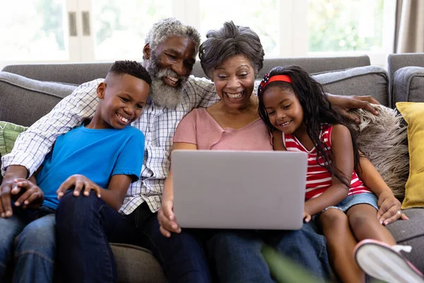 Senior Pareja Raza Mixta Con Sus Nietos Disfrutando Tiempo Casa — Foto de Stock