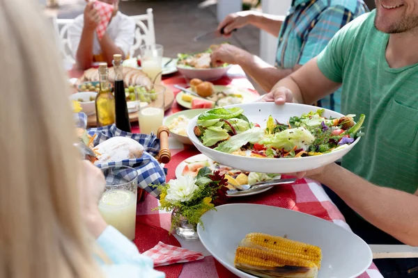 Sección Media Una Familia Caucásica Tres Generaciones Almorzando Jardín Día —  Fotos de Stock