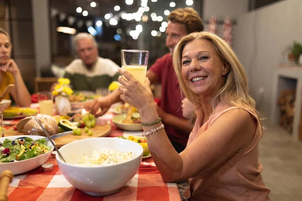 Kaukasische Mehrgenerationenfamilie Genießt Ihre Zeit Hause Zusammen Sitzt Tisch Redet — Stockfoto