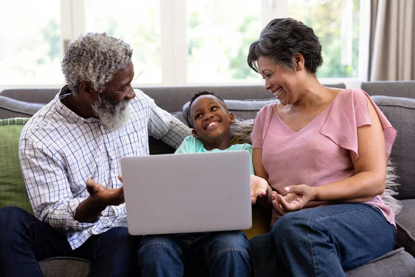 Muchacho Raza Mixta Sus Abuelos Disfrutando Tiempo Casa Juntos Sentados — Foto de Stock