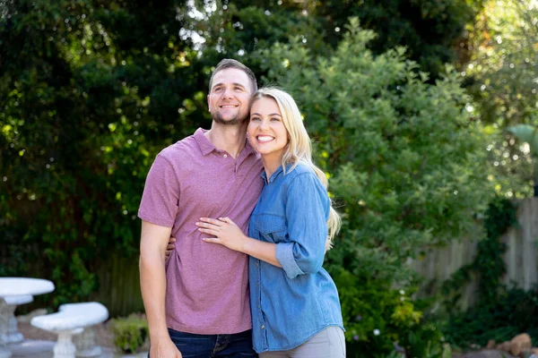 Pareja Caucásica Pasando Tiempo Juntos Jardín Sonriendo Abrazando Distanciamiento Social —  Fotos de Stock