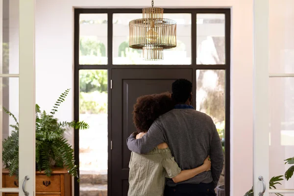 Karışık Irk Çiftleri Evlerinde Birlikte Vakit Geçiriyorlar Koridorda Duruyorlar Birbirlerine — Stok fotoğraf