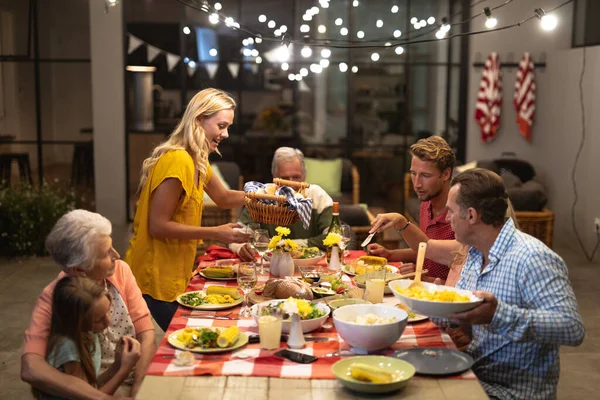 Multi Geração Família Caucasiana Desfrutando Seu Tempo Casa Juntos Sentados — Fotografia de Stock