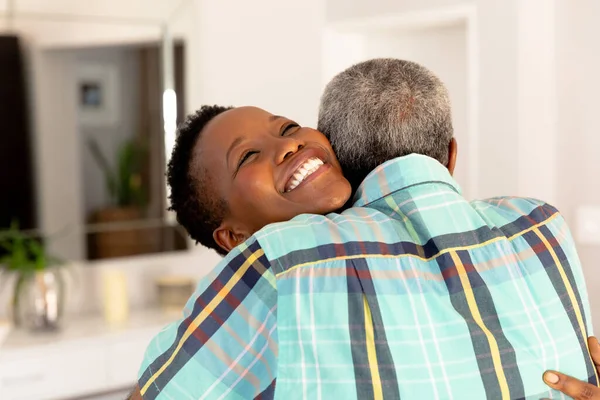 Oudere Afro Amerikaanse Echtparen Die Tijd Thuis Doorbrengen Omhelzen Glimlachen — Stockfoto