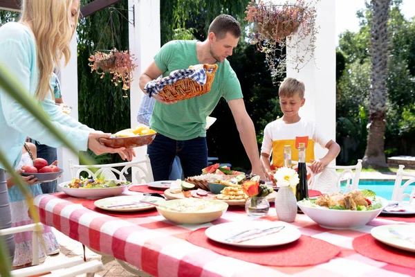 Família Caucasiana Três Gerações Preparando Almoço Jardim Dia Ensolarado Colocando — Fotografia de Stock