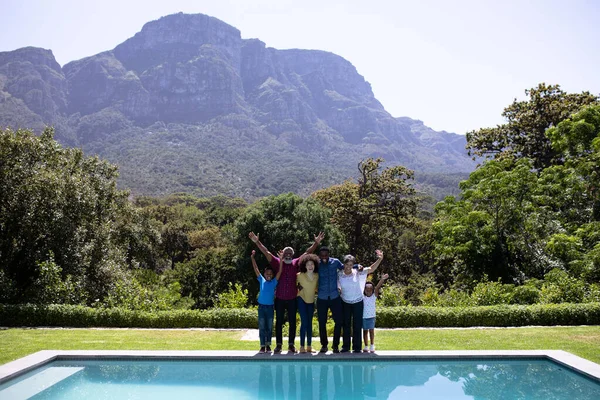 Mehrgenerationen Mischlingsfamilie Genießt Ihre Zeit Einem Garten Mit Pool Steht — Stockfoto