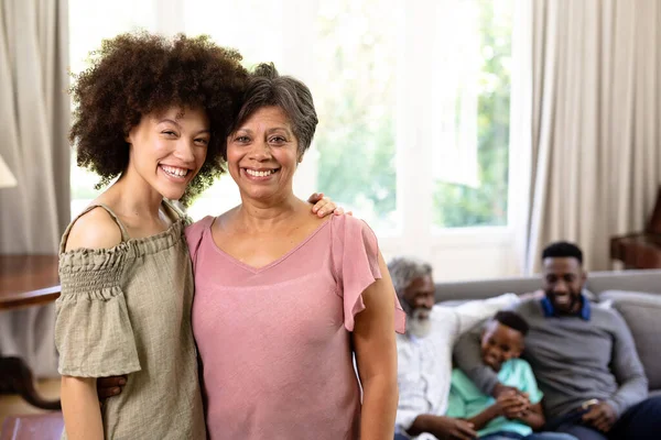 Mehrgenerationenfamilie Mit Gemischter Rasse Genießt Ihre Zeit Hause Sitzt Auf — Stockfoto
