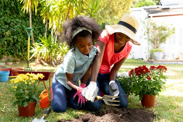 African American Girl Her Mother Spending Time Garden Planting Flowers — Stock Photo, Image