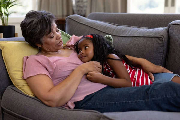 Senior Mujer Raza Mixta Disfrutando Tiempo Casa Acostada Sofá Abrazando — Foto de Stock