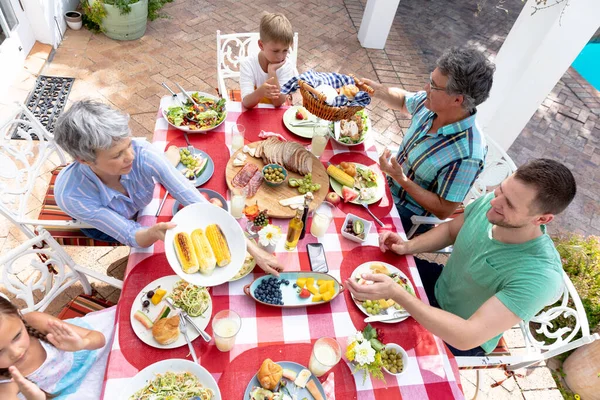 Vista Ángulo Alto Una Familia Caucásica Tres Generaciones Almorzando Jardín — Foto de Stock