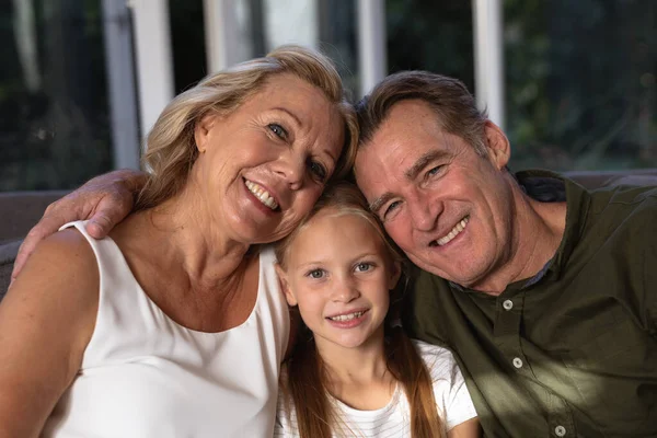 Retrato Una Chica Caucásica Sus Abuelos Disfrutando Tiempo Una Casa — Foto de Stock