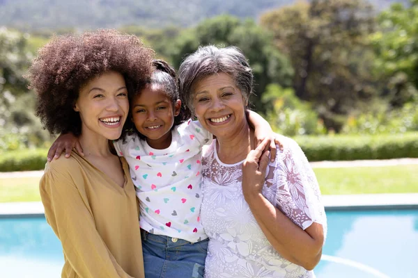 Familia Mixta Multigeneracional Disfrutando Tiempo Jardín Con Una Piscina Pie —  Fotos de Stock