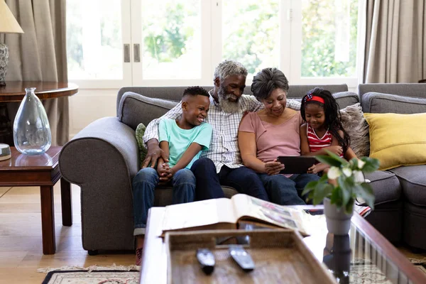 Senioren Gemengd Ras Paar Met Hun Kleinkinderen Genieten Van Hun — Stockfoto