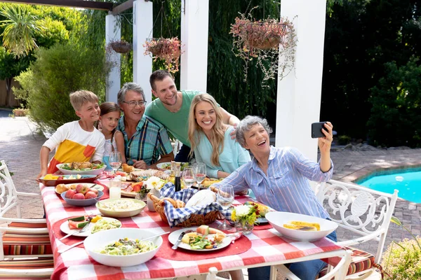 Beyaz Bir Aile Güneşli Bir Günde Bahçede Birlikte Vakit Geçirip — Stok fotoğraf
