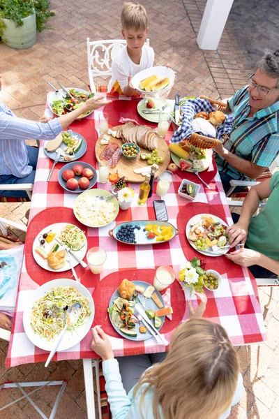 Vista Alto Ângulo Uma Família Caucasiana Três Gerações Almoçando Jardim — Fotografia de Stock