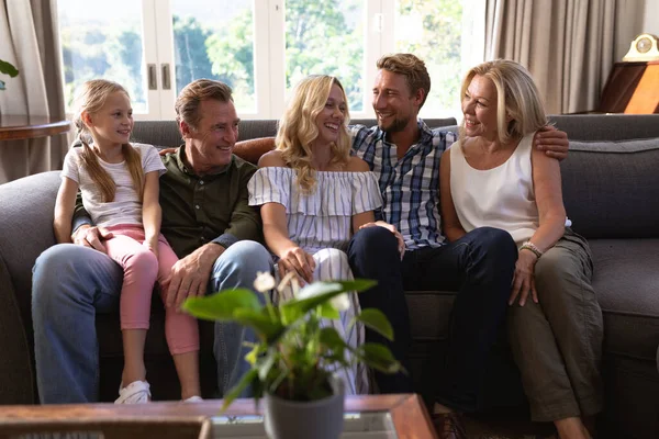 Multi Geração Família Caucasiana Desfrutando Seu Tempo Casa Sentados Sofá — Fotografia de Stock