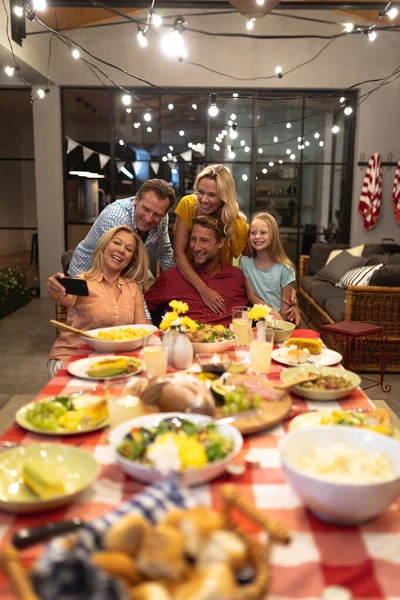 Família Caucasiana Várias Gerações Aproveitando Seu Tempo Casa Juntos Sentados — Fotografia de Stock