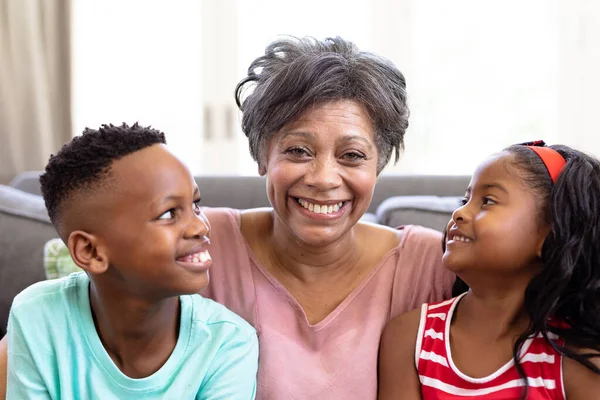 Senior Mixte Femme Ses Petits Enfants Profiter Leur Temps Maison — Photo