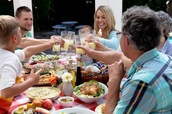 Famiglia Caucasica Tre Generazioni Che Trascorre Del Tempo Insieme Giardino — Foto Stock