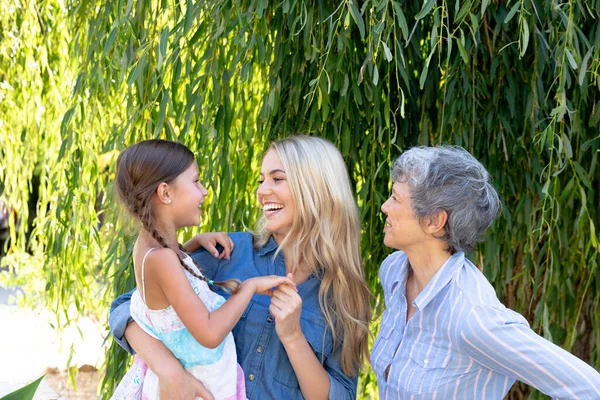 Senior Donna Caucasica Trascorrere Del Tempo Con Figlia Sua Nipote — Foto Stock