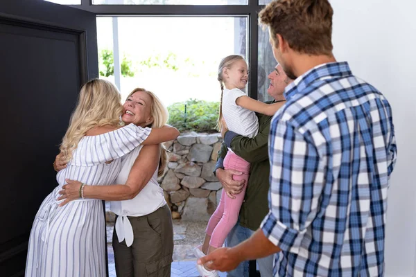 Familia Caucásica Disfrutando Tiempo Casa Pie Pasillo Saludando Una Pareja — Foto de Stock