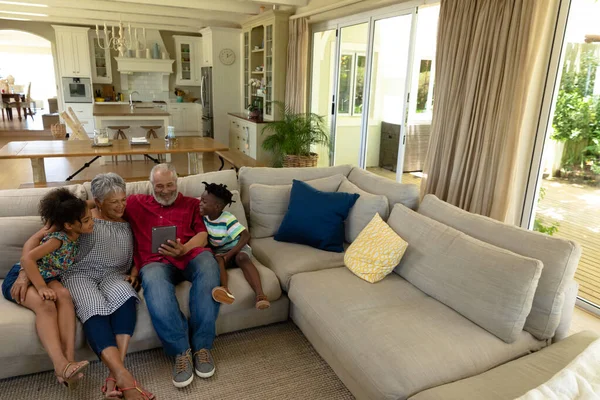 Vysoký Úhel Pohledu Seniorský Smíšený Pár Doma Obývacím Pokoji Sedící — Stock fotografie