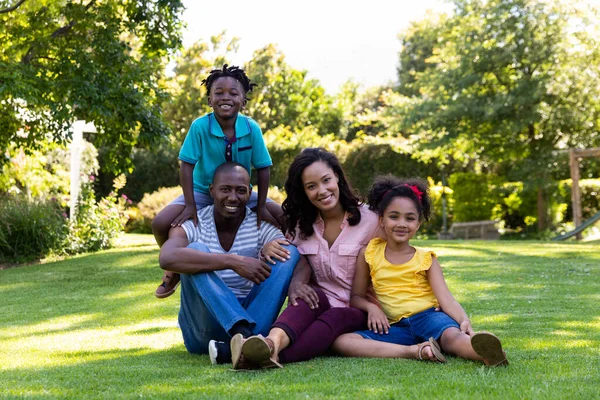 Frontansicht Eines Gemischten Rassenpaares Und Ihres Kleinen Sohnes Und Ihrer — Stockfoto