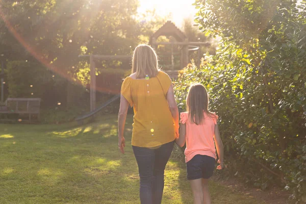 Achteraanzicht Van Een Blanke Vrouw Haar Kleindochter Die Samen Door — Stockfoto