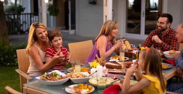 Vue Latérale Une Famille Caucasienne Plusieurs Générations Extérieur Une Table — Photo