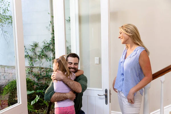 Vista Frontal Homem Caucasiano Sua Filha Abraçando Corredor Sua Casa — Fotografia de Stock