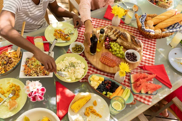 Hoge Hoek Middendeel Uitzicht Van Paar Serveren Voedsel Eten Zitten — Stockfoto