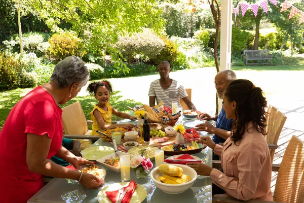 Vista Lateral Uma Família Multi Étnica Multi Geração Servindo Comida — Fotografia de Stock